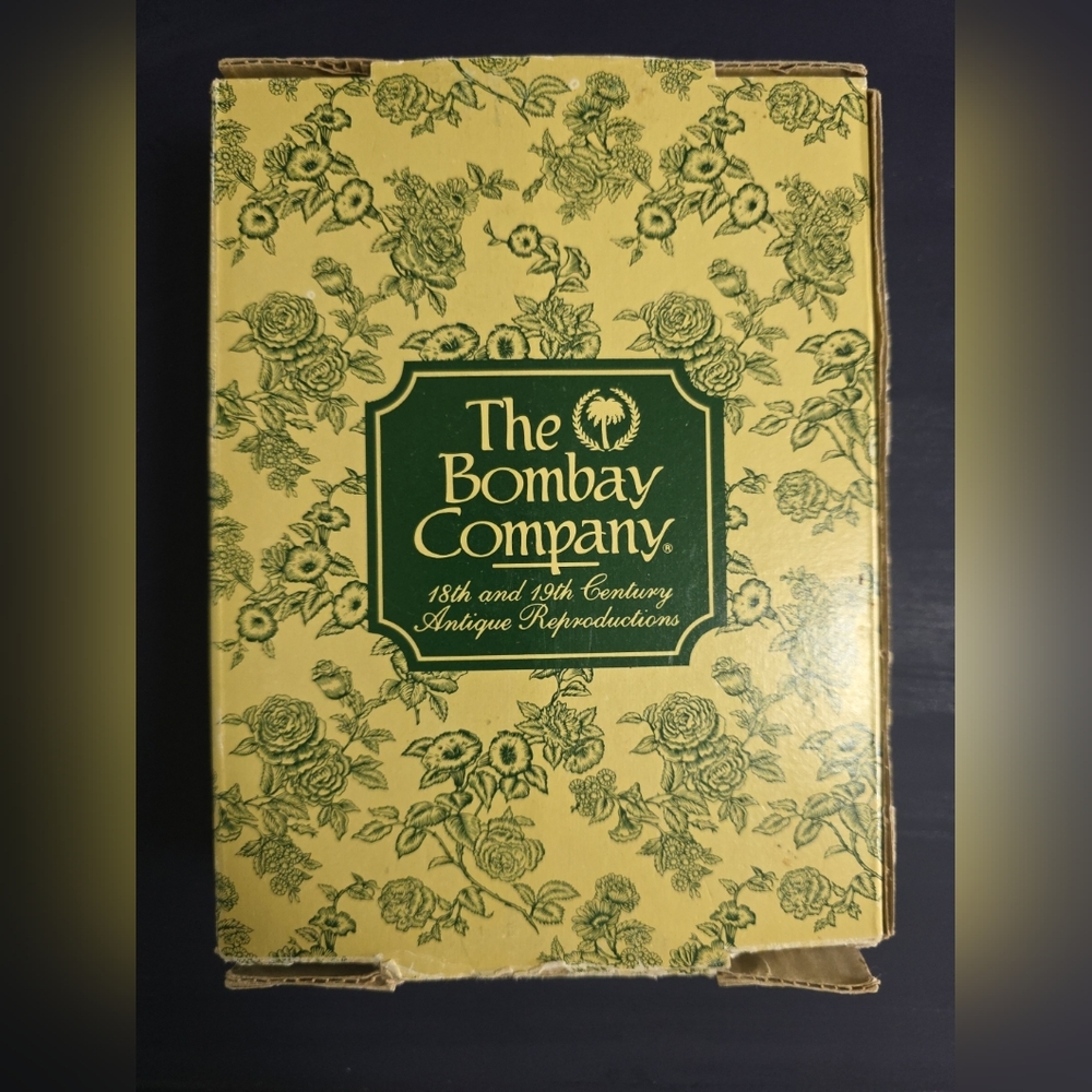 The Bombay Company Gold Plated  Leaf  Napkin Rings Set Of Five. Used in Box.